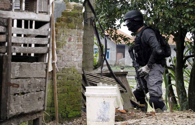Densus 88 Serbu Rumah Terduga Teroris di Bandung