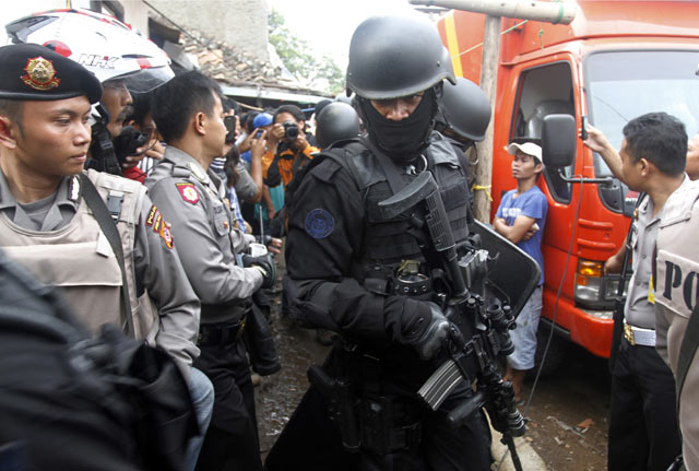 Densus 88 Serbu Rumah Terduga Teroris di Bandung