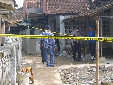  Polisi Ubek-ubek Lokasi Penggerebekan Teroris di Bandung