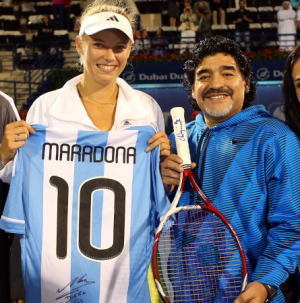 http://images.detik.com/content/2013/06/13/76/maradona1.jpg