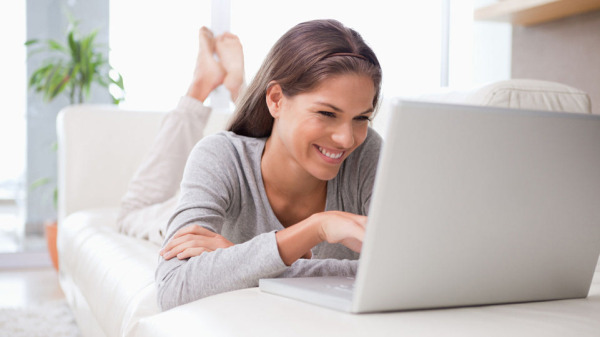 http://images.detik.com/content/2013/06/14/398/woman_on_laptop_dalam.jpg