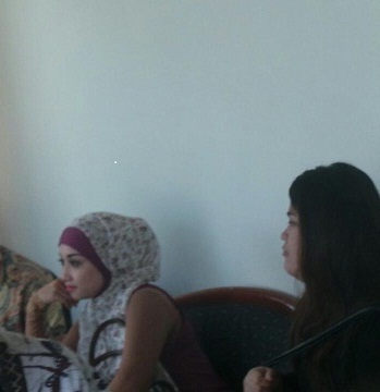 So Sweet! Sefti Peluk dan Cium Fathanah di Sidang Perdana