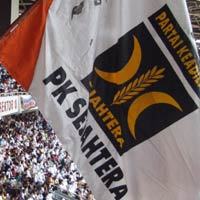 Ayah Darin Hadiri Sidang Luthfi Hasan