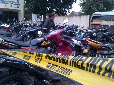 Pria Kelainan Jiwa Dihakimi Massa karena  Dorong  Motor di Parkiran