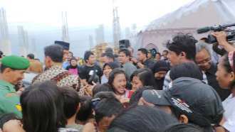  Jokowi Bagikan Buku, Sekitar 6 Anak Tergencet
