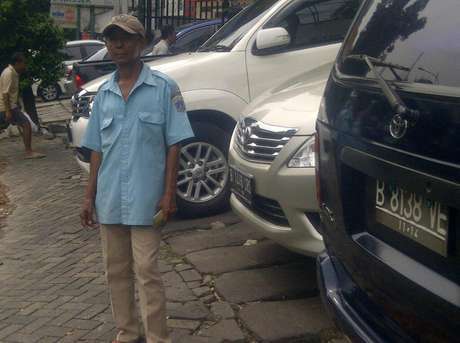 http://images.detik.com/content/2013/07/03/10/180950_parkir.jpg