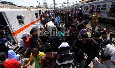 Rel Patah, Perjalanan KRL Tanah Abang-Serpong Terganggu