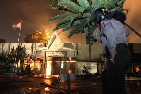 Petugas Evakuasi 4 Mayat dari Ruang Kantor LP Tanjung Gusta