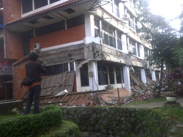 3 Atap Teras Gedung C Fakultas Psikologi UI Runtuh