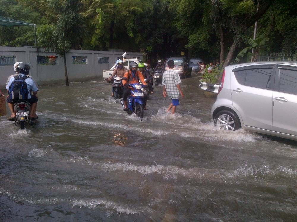 Hindari Kecelakaan, Ini Tips Berkendara Saat Musim Hujan