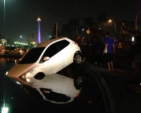 Mazda 2 Nyempung di Kolam Bundaran Depan Bank Indonesia Jl MH Thamrin