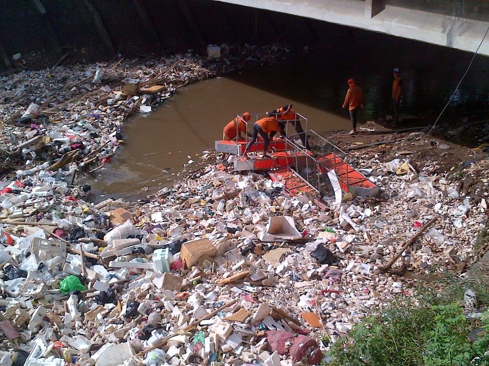 Ini Aksi Petugas Kebersihan Bahu Membahu Melawan Sampah di Manggarai