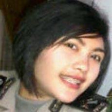 Hari Pertama Dinas di Propam Polda Jatim, Briptu Rani Umbar Senyuman