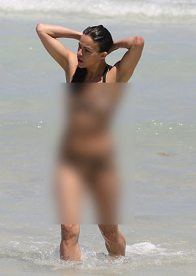 Michelle Rodriguez Seksi Berbikini di Pantai