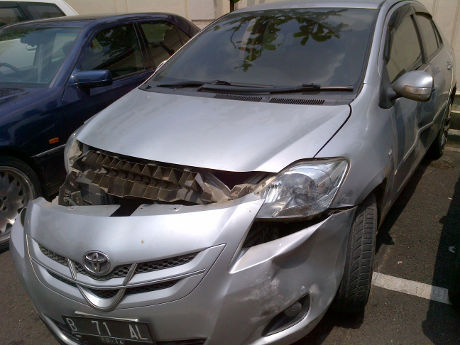 FOTO  KECELAKAAN MOBIL ALTIS  B 1469 NBB DI SENAYAN 