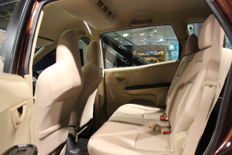 http://images.detik.com/content/2013/11/08/1207/060231_mobilio4.jpg