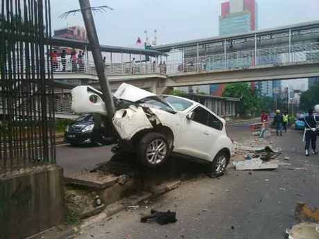 KECELAKAAN JUKE B 1197 UZC DI KUNINGAN Penyebab Kecelakaan Eddy Ongkowijoyo Mobil Juke Di Kuningan