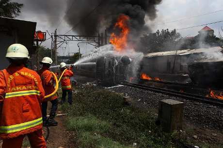 Detik-Detik KRL Tabrak Truk BBM Di Bintaro 9 Desember 2013