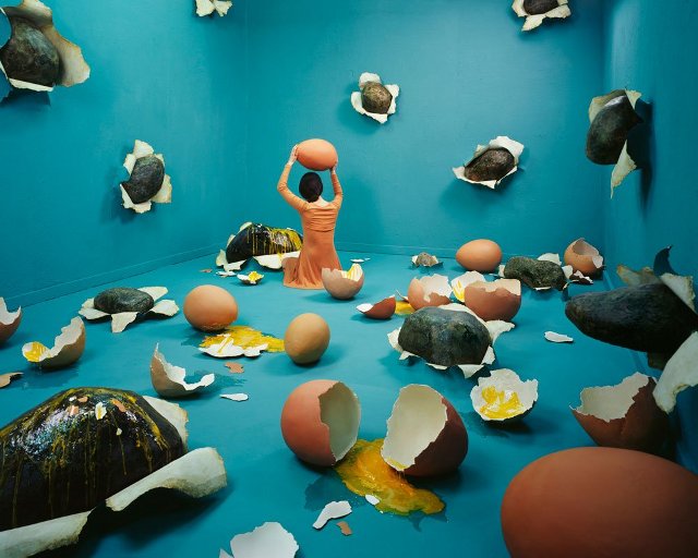 Untuk membuat obyek dalam foto, kadang ia bekerja sampai larut malam. (kredit foto: jee young lee) http://images.detik.com/content/2013/12/09/1146/11we.jpg