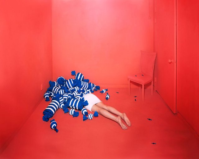 Foto-foto Jee mengilustrasikan kisah hidupnya dengan cara surealis, seperti di alam mimpi. (kredit foto: jee young lee) http://images.detik.com/content/2013/12/09/1146/5we.jpg
