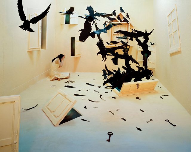 "Motif utama dalam seri foto ini adalah pertanyaan tentang siapa diriku," kata Jee. (kredit foto: jee young lee) http://images.detik.com/content/2013/12/09/1146/6we.jpg