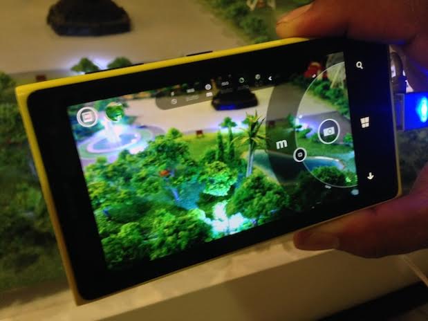 Dengan kekuataan sedemikian besar, foto yang dihasilkan dapat dicetak dengan ukuran di atas 10 R.
http://images.detik.com/content/2013/12/09/1146/lumia102010.jpg