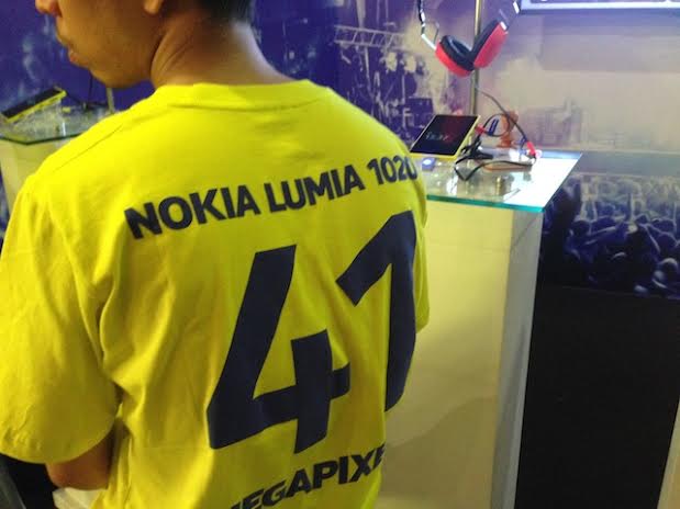 Nokia Lumia 1020 akan tersedia dengan harga ritel Rp 7.999.000 dan Nokia Camera Grip tersedia dalam pilihan warna kuning, hitam dan putih. http://images.detik.com/content/2013/12/09/1146/lumia102012.jpg