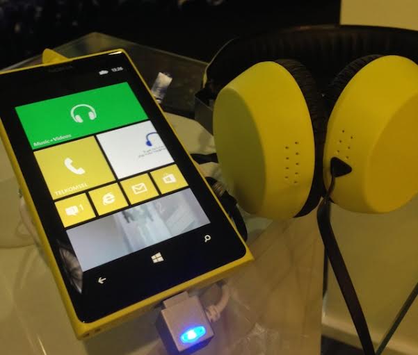 Oleh Presiden Director Nokia Indonesia William Hamilton White sebagai best camera smartphone di tanah air. http://images.detik.com/content/2013/12/09/1146/lumia10202.jpg