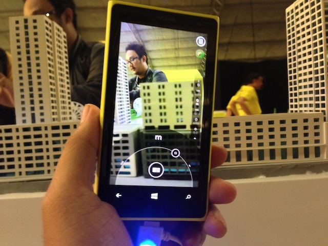 Lumia 1020 juga memperkenalkan Nokia Camera merupakan fitur baru yang diperkenalkan Nokia untuk pengguna yang ingin lebih berkreasi dalam mengambil foto. http://images.detik.com/content/2013/12/09/1146/lumia10207.jpg