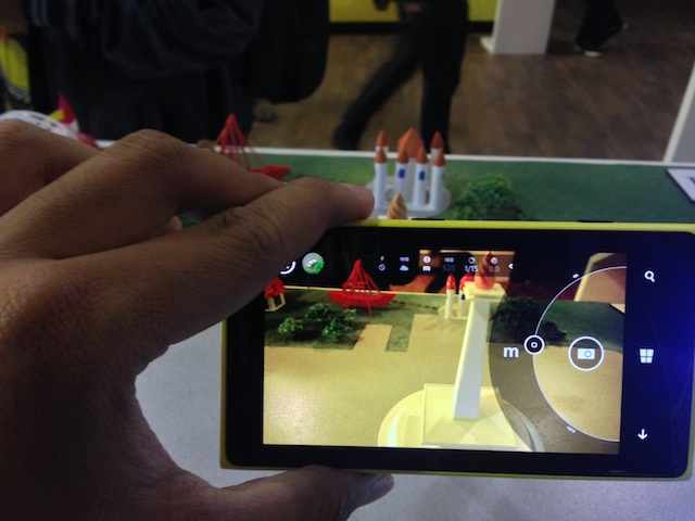 Pengguna dapat melakukan pengaturan kamera secara manual seperti menggunakan SLR professional, melalui Nokia Camera. Teknologi Nokia Rich Recording juga memungkinkan pengguna untuk menghasilkan rekaman video dengan suara yang jernih dan gambar yang tajam. http://images.detik.com/content/2013/12/09/1146/lumia10208.jpg