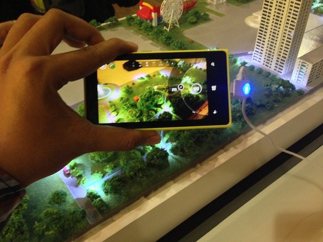 Teknologi Nokia Rich Recording juga memungkinkan pengguna untuk menghasilkan rekaman video dengan suara yang jernih dan gambar yang tajam.
http://images.detik.com/content/2013/12/09/1146/lumia10209.jpg