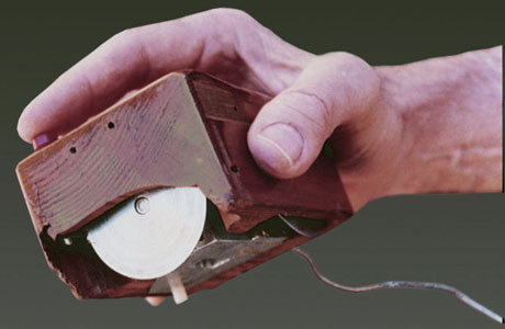 Bentuk mouse pertama (getty image) http://images.detik.com/content/2013/12/10/317/ocomputermouse570.jpg