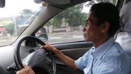 KUMPULAN FOTO SUPIR TAKSI TARNEDI BICARA BAHASA INGGRIS