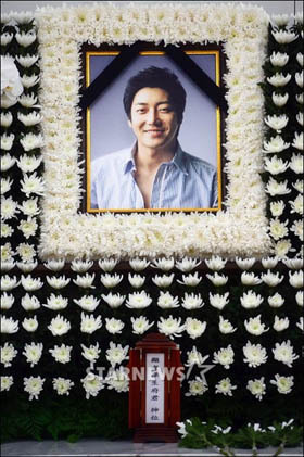 http://images.detik.com/content/2013/12/13/1180/kimjihoon_funeral2.jpg