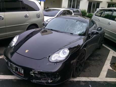 VIDEO KRONOLOGIS KECELAKAAN PESEPEDA VS PORSCHE 2013 Detik-Detik Pesepeda yang Ditabrak Porsche Bernama Firdaus