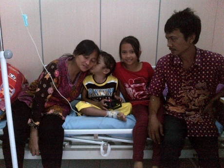 VIDEO DETIK-DETIK ADIT BERTEMU IBU KANDUNGNYA DEVI ANDRIANI  Pengakuan Ibu Kandung Adit dan Ibu Tiri Kasus Penganiayaan Adit Di Riau 2013