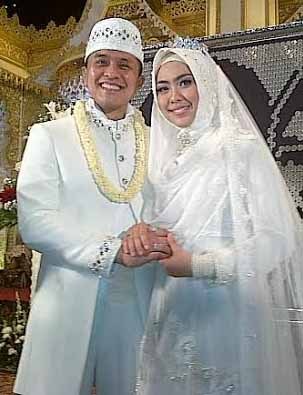 Foto Oki Setiana Dewi-Ory Vitrio resmi menikah