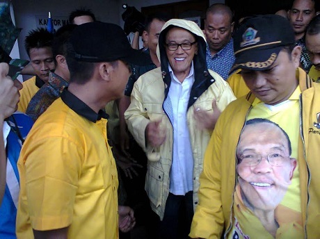 Kunjungi Korban Banjir, Ical: Jokowi dan Ahok Tahu yang Harus Dilakukan Kunjungi Korban Banjir, Ical: Jokowi dan Ahok Tahu yang Harus Dilakukan