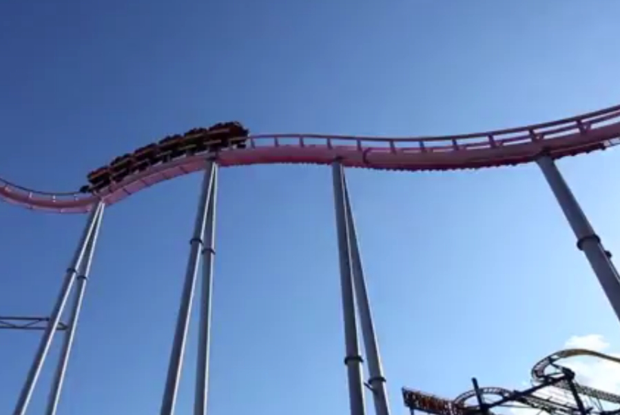 http://seksimemek.blogspot.com/2014/01/keren-roller-coaster-di-jepang-nyebur-ke-dalam-kolam.html