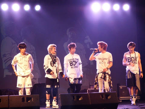 Diguyur Hujan, Konser LUNAFLY dan LC9 Berlangsung Meriah Diguyur Hujan, Konser LUNAFLY dan LC9 Berlangsung Meriah
