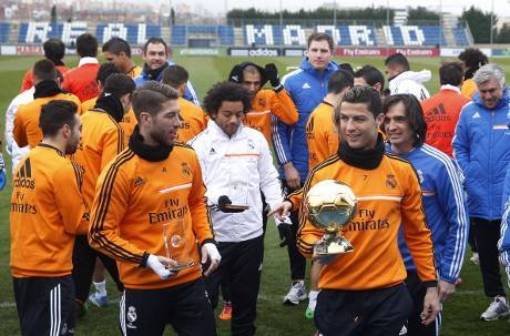 Cristiano Ronaldo Persembahkan Trofi Ballon D'Or Buat SuporterReal Madrid