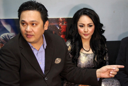 Dituding Selingkuhan Farhat Abbas, Regina Tak Mau Disumpah Pocong