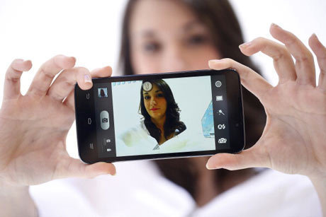 Rekomendasi Smartphone yang Selfie-Friendly Rekomendasi Smartphone yang Selfie-Friendly