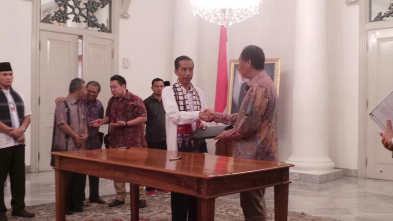 http://images.detik.com/content/2014/02/08/319/105206_140221_jokowifoxconn.jpg