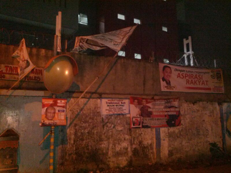 Selain Penunggu Pohon, Ada Caleg Penunggu Tembok dan Tiang Listrik Juga