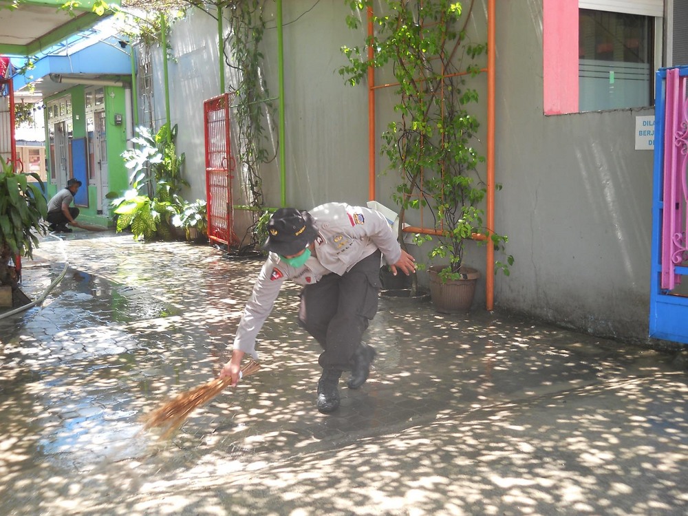 Bersihkan Sekolah dari Abu Kelud, Brimob Yogya Kerahkan Water Canon