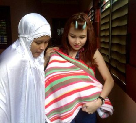 Keluar Rumah, Ayu Ting Ting Tutupi Anaknya dengan Kain