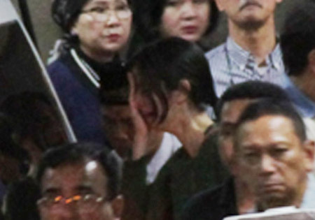 Ayahanda Meninggal, Nia Ramadhani Tak Berhenti Menangis