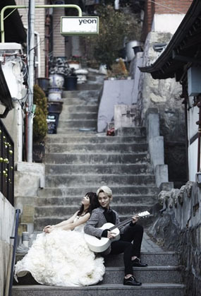 Mengintip Foto-foto  Pernikahan  Key  SHINee  dan Arisa Yagi