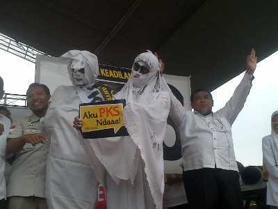 Pocong dan Kuntilanak Peragakan Nyoblos di Kampanye PKS Pocong dan Kuntilanak Peragakan Nyoblos di Kampanye PKS